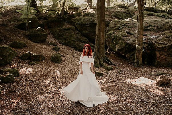 Svadobné šaty Katka v lese s pohľadom spredu