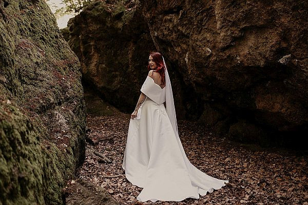Svadobné šaty Katka v lese s pohľadom zozadu